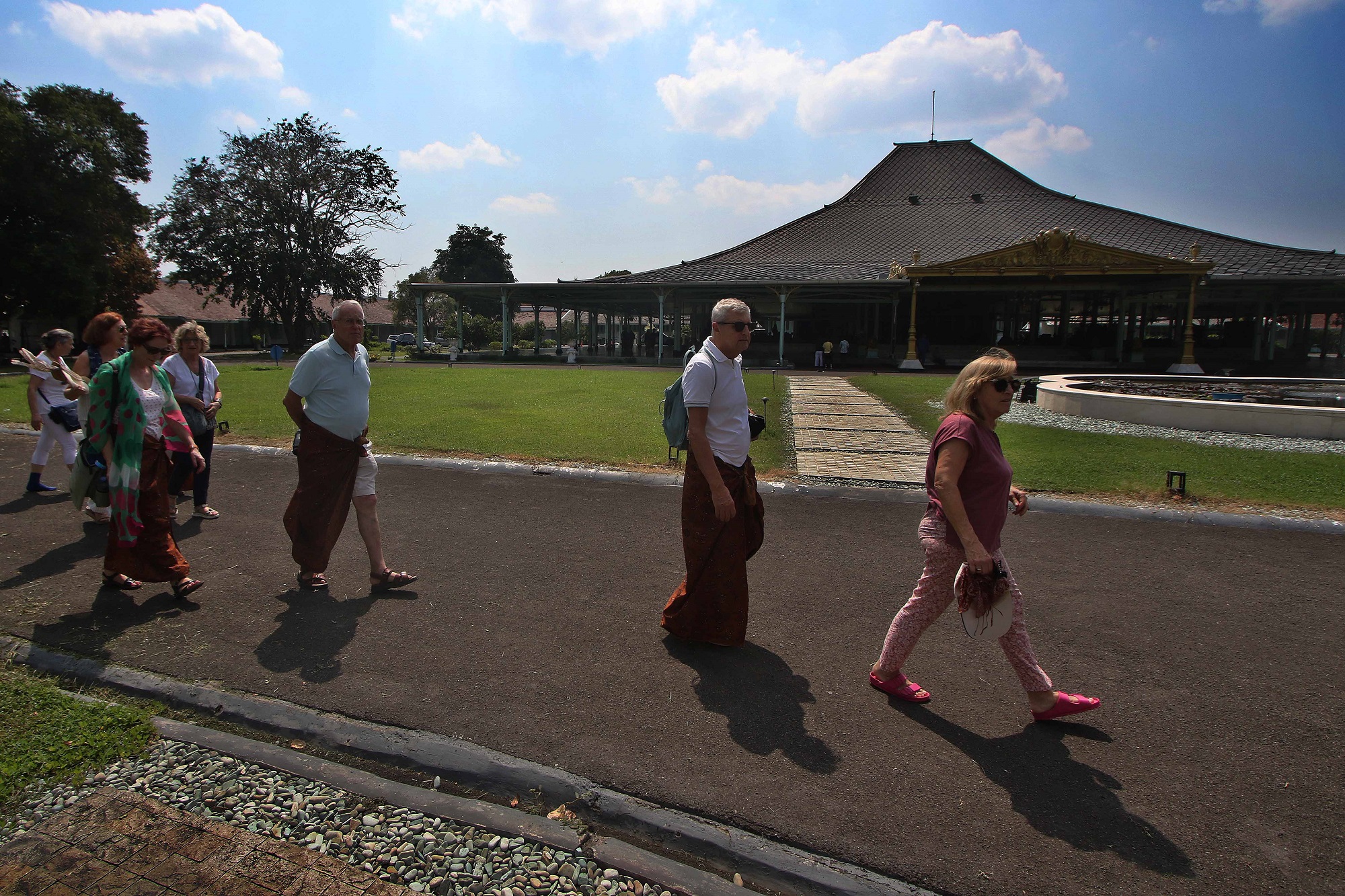 Wisatawan mancanegara di Pura Mangkunegaran. (Arief Budiman/Radar Solo)