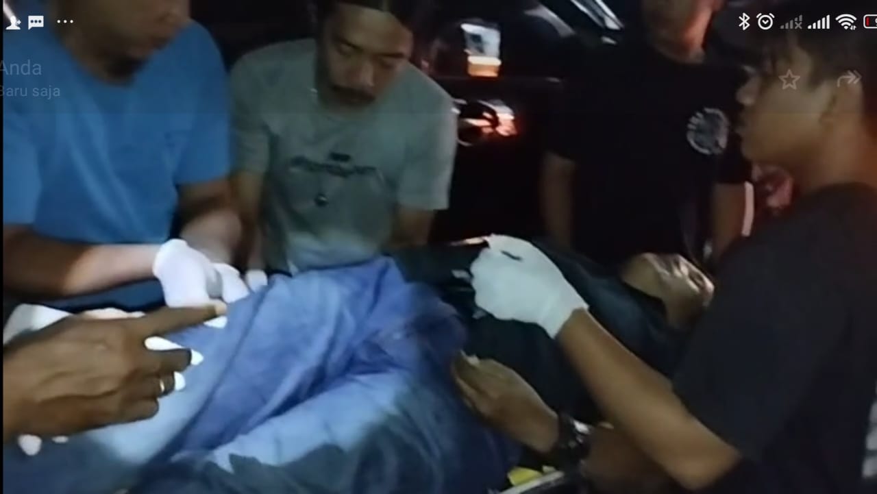 Polisi mengevakuasi warga Banjarsari, Kota Solo yang meninggal di dalam mobil di Perumnas Wonorejo, Gondangrejo, Karanganyar, Rabu (23/4/2025) malam. (Rudi Hartono/Radar Solo)