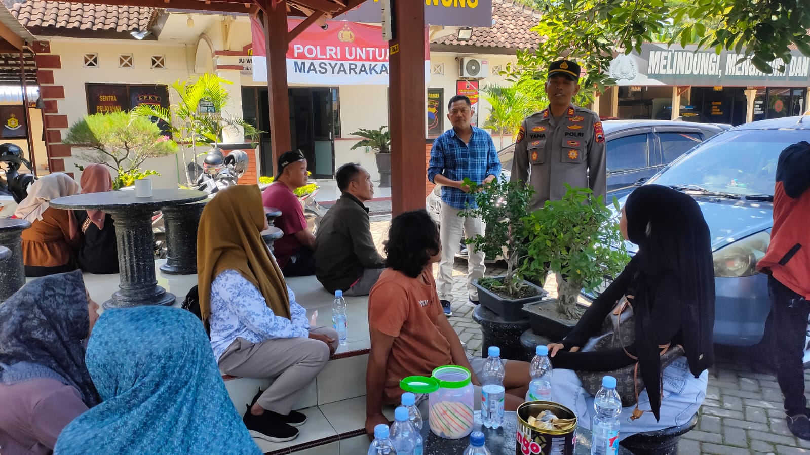 Sejumlah bakul beras di Sragen melapor ke Polsek Kedawung karena menjadi korban penipuan, Kamis (24/4/2025). (Ahmad Khairudin/Radar Solo)