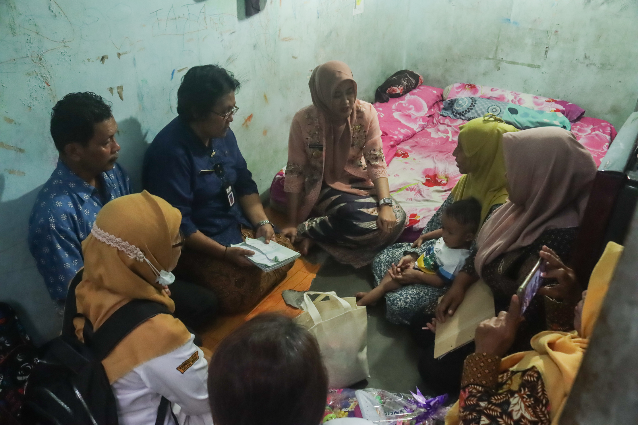 Wawali Solo Astrid Widayani sambangi ibu hamil di Gilingan, Banjarsari, Kamis (24/4). (M Ihsan/Radar Solo)