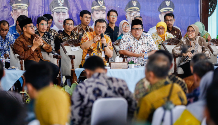Gubernur Jateng Ahmad Luthfi saat hadiri Musyawarah Perencanaan Pembangunan Wilayah (Musrenbangwil) Eks Karesidenan Pekalongan di Pendopo Kabupaten Batang, Kamis (24/4/2025).