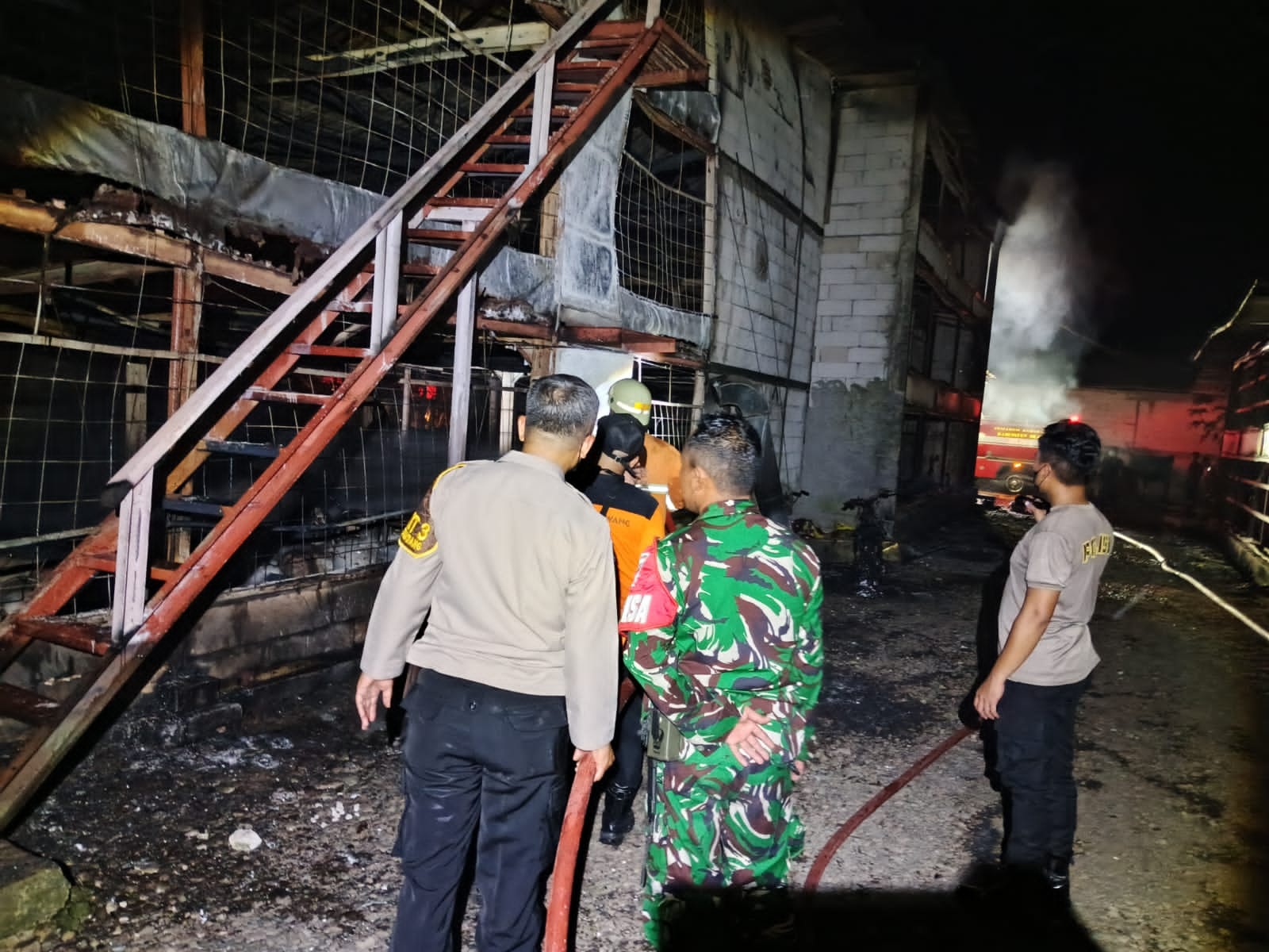 Kondisi kandang ayam di Ngargosari, Kecamatan Sumberlawang, Sragen yang terbakar pada Rabu (23/4/2025) malam. (Ahmad Khairudin/Radar Solo)