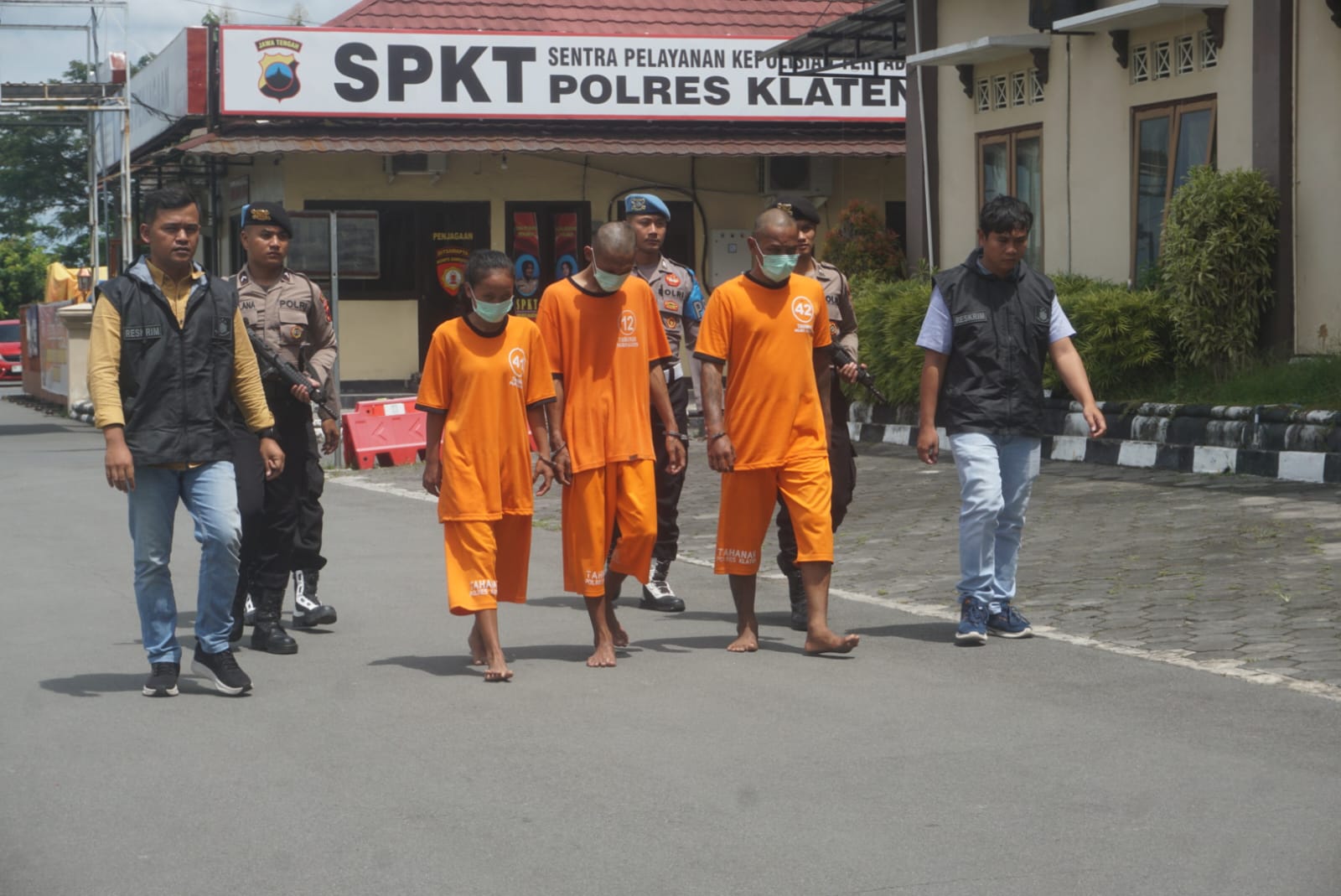 Tiga pelaku perampokan sopir taksi online di Karangnongko, Klaten saat dikeler di Mapolres Klaten, Kamis (24/4/2025). (Angga Purenda/Radar Solo)