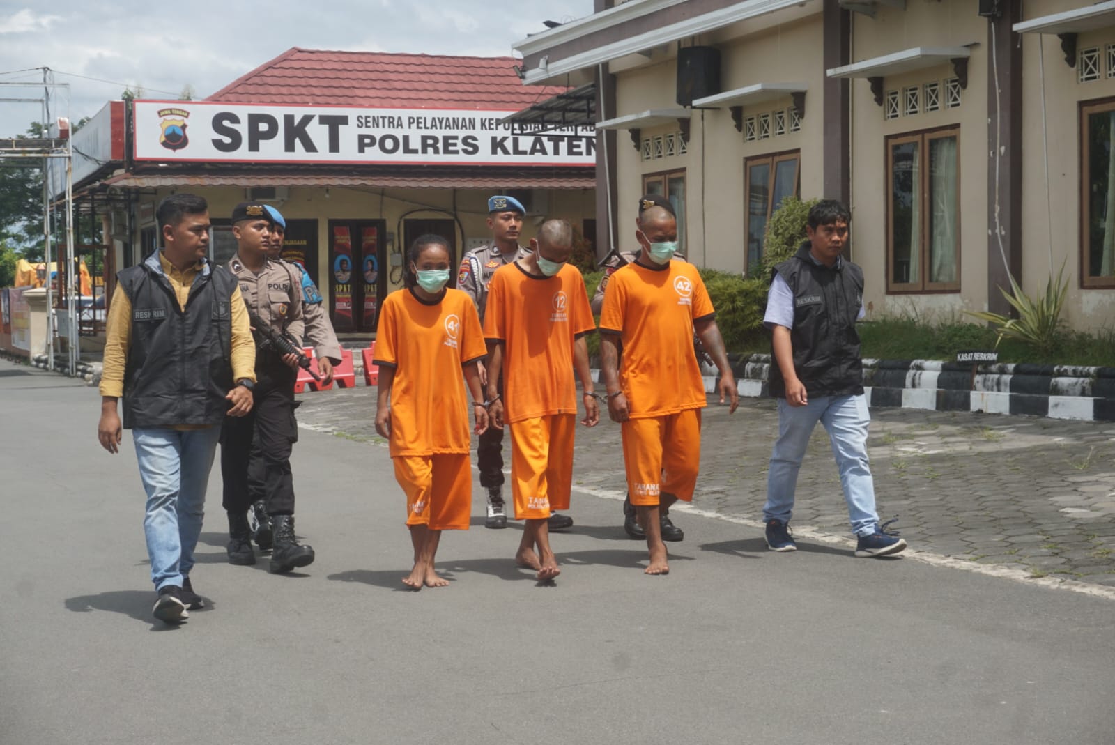 Tiga pelaku perampokan sopir taksi online di Karangnongko, Klaten pada Minggu (20/4/2025) lalu dibekuk Polres Klaten. (Angga Purenda/Radar Solo)