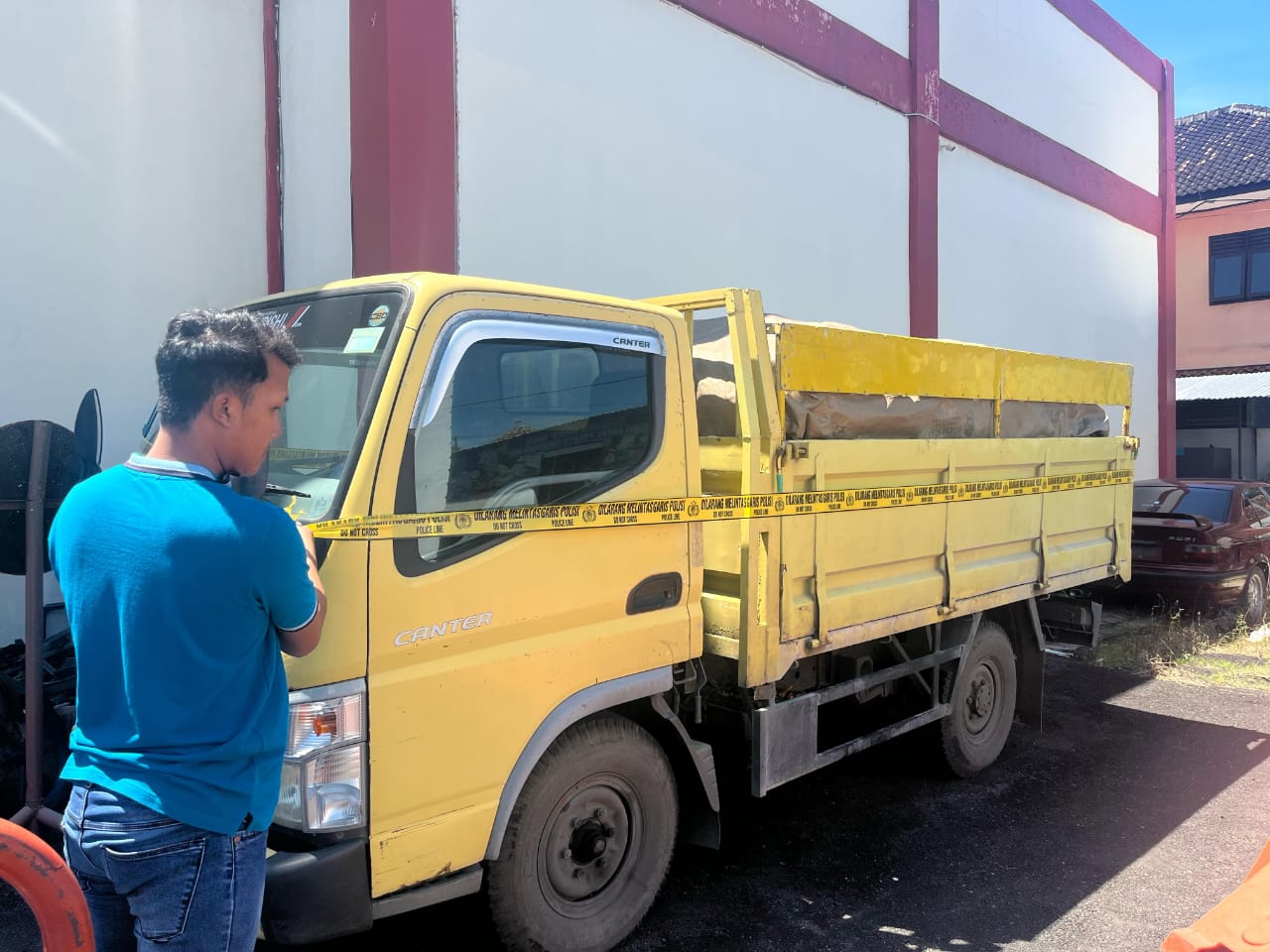 Truk pengangkut pupuk bersubsidi yang akan dijual secara ilegal diamankan di Mapolres Karanganyar, Kamis (24/4/2025). (Rudi Hartono/Radar Solo)