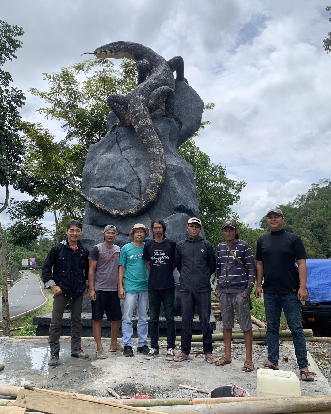 Rejo Arianto, sang maestro pembuat patung biawak di Wonosobo (tengah) bersama ahli konstruksi, asisten, dan tukang bangunan yang membantu pembuatan patung biawak.