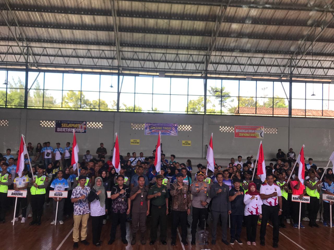 Opening ceremony turnaman bola voli Kapolres Cup 2025 di  Gelanggang Olahraga (GOR) Siswodipuran, Boyolali, Kamis (24/4).