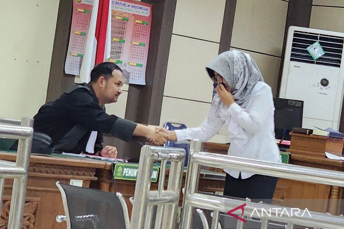 Kepala Dinas Tenaga Kerja Perindustrian, Koperasi dan Usaha Kecil Menengah Kabupaten Kudus Rini Kartika Hadi Ahmawati jalani sidang kasus dugaan korupsi di Pengadilan Tipikor Semarang, Kamis (24/4).