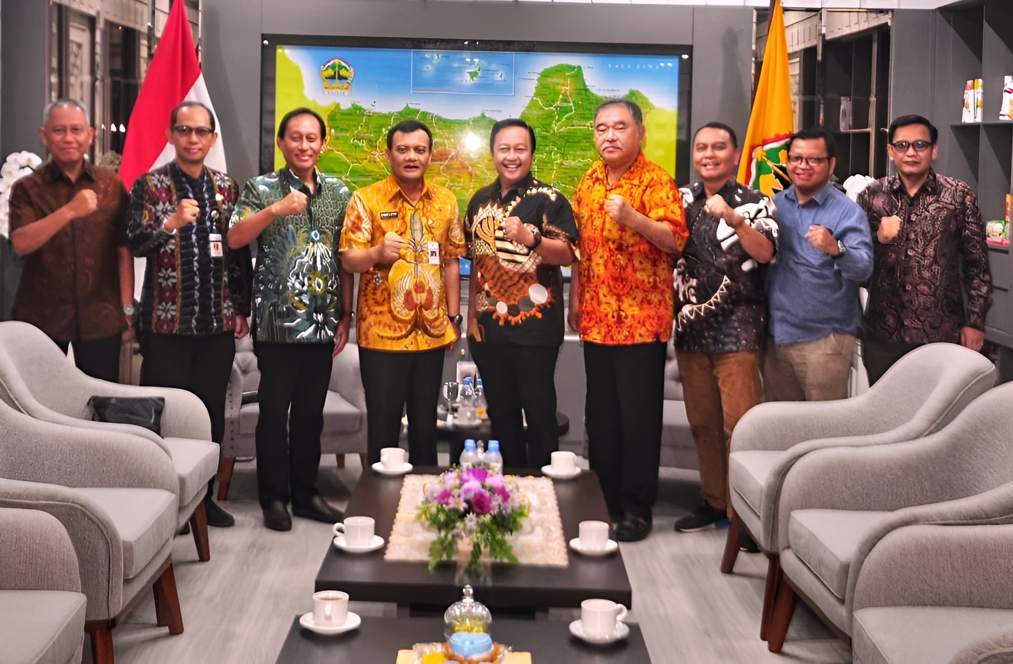 Gubernur Jateng Ahmad Luthfi (empat dari kanan) bersama panitia Borobudur Marathon 2025, Kamis (24/4/2025).