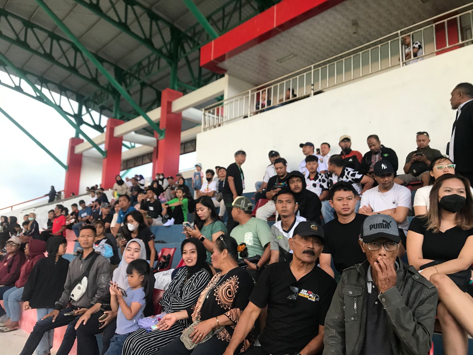 Penonton antusias saksikan pertandingan kedua Liga 4 nasional antara Persebi Boyolali melawan Persidom Dompu, perwakilan Nusa Tenggara Barat, Rabu (23/4/2025) sore.