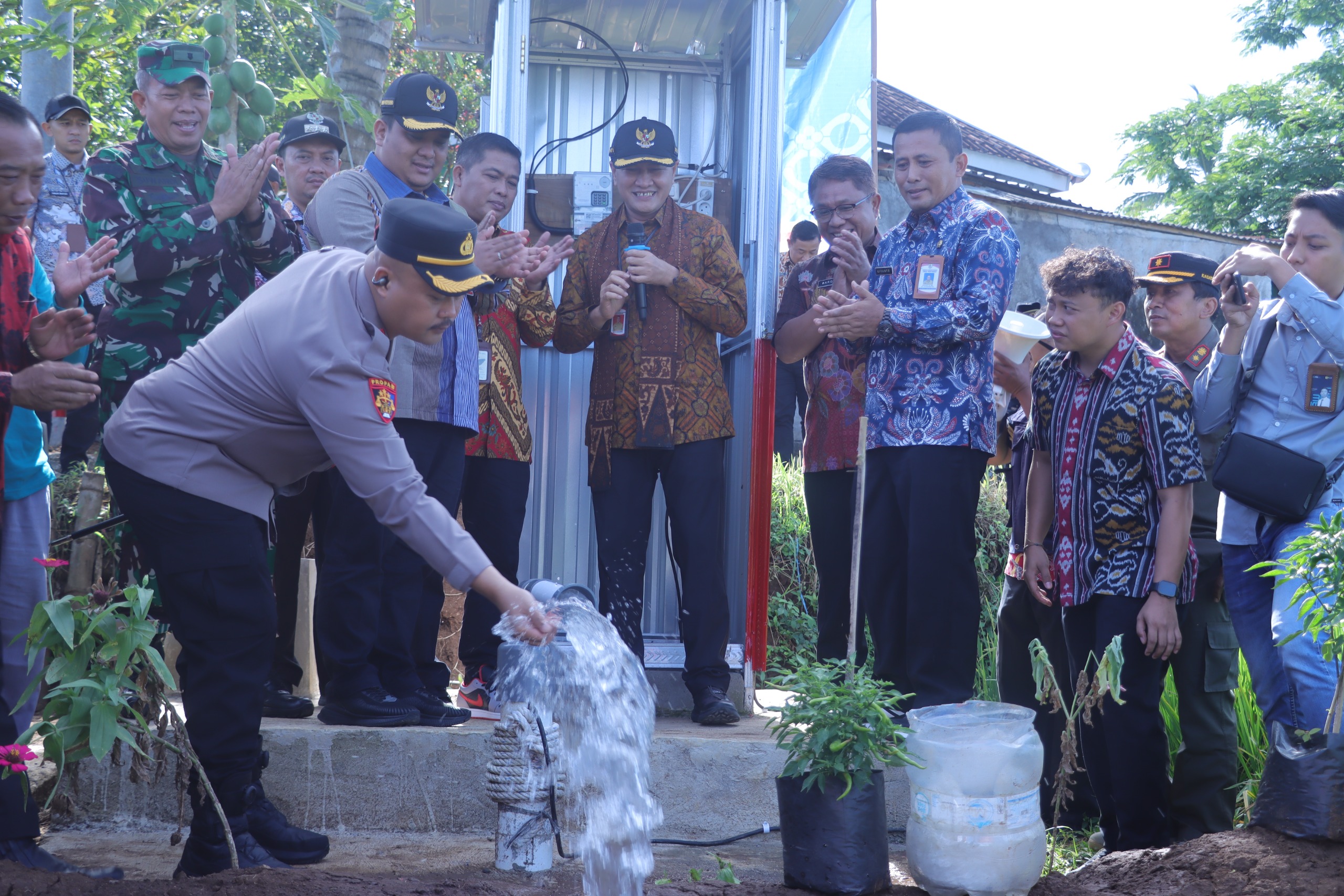 Bupati Wonogiri Setyo Sukarno (tengah) bersama unsur forkompimda resmikan sumur pantek di Kelurahan Punduhsari, Manyaran, Kamis (24/4/2025).