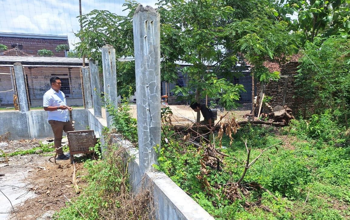 Kandang sapi yang dikorupsi oknum kelompok ternak di Sroyo, Jaten, Karanganyar terlihat mangkrak. (Rudi Hartono/Radar Solo)