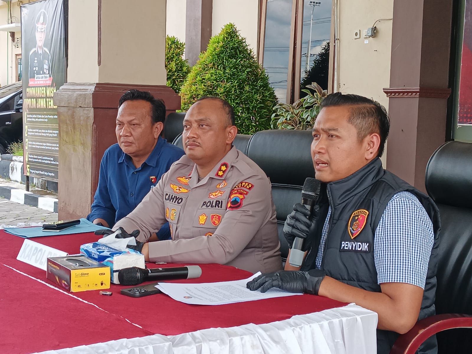 Kasat Reskrim Polres Klaten Iptu Taufik Frida Mustofa (kanan) dan Kapolres Klaten AKBP Nur Cahyo Ari Prasetyo (tengah) saat memberikan keterangan di Mapolres Klaten. (Angga Purenda/Radar Solo)