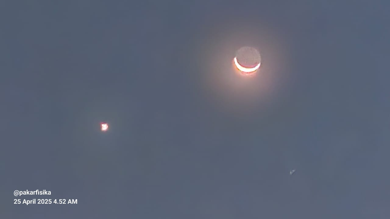Fenomena langka tiga benda langit (bulan, Saturnus, Venus) saat pengamatan di Observatorium Pondok Modern Islam (PPMI) Assalaam, Pabelan, Kartasura, Sukoharjo, Jumat pagi (25/4).