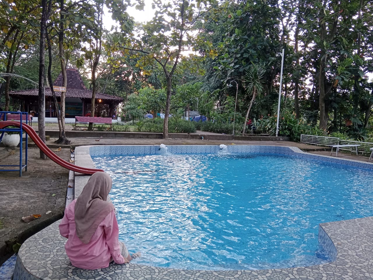 Kolam renang yang ada di Umbul Besuki Klaten.