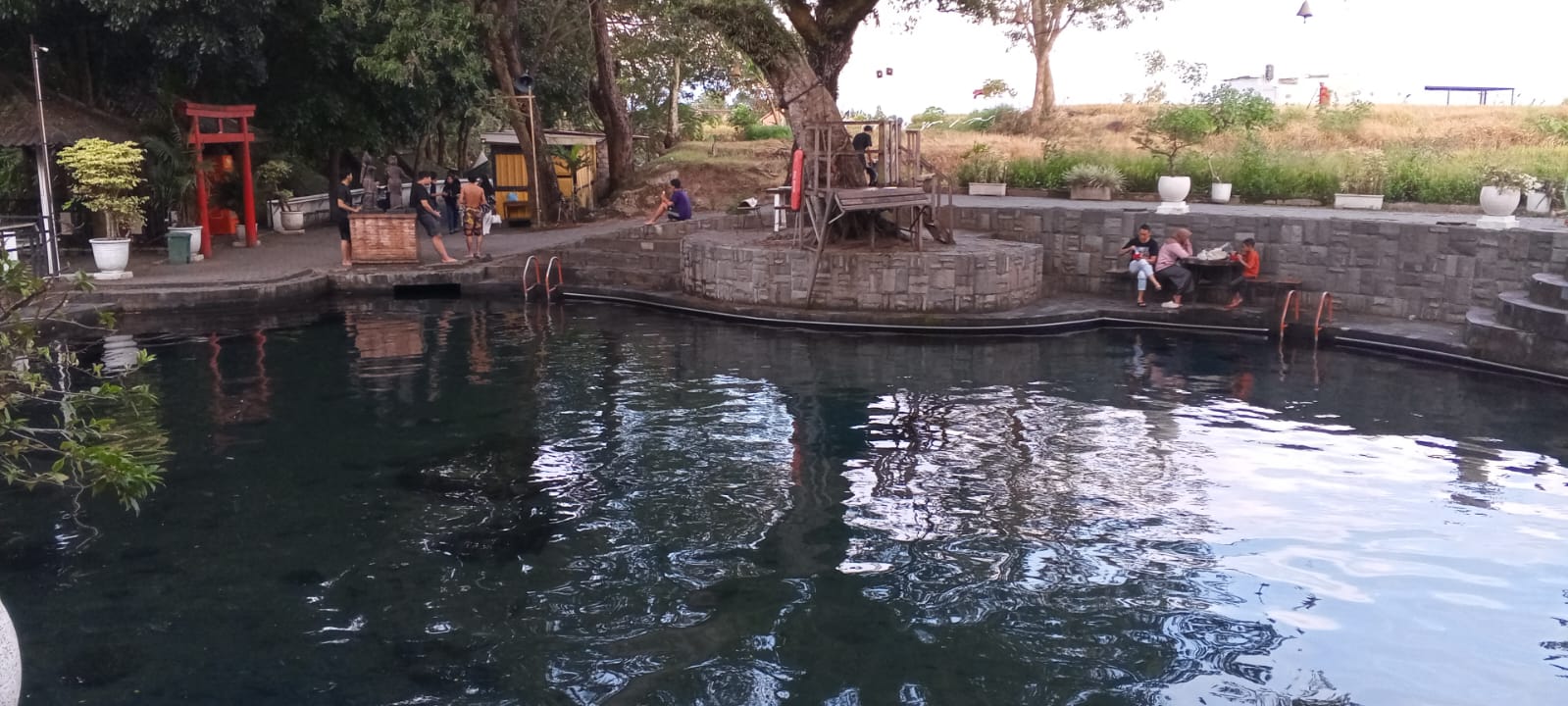 Pengunjung menikmati Umbul Besuki di Dusun Kiringan, Desa Ponggok, Kecamatan Polanharjo, Kabupaten Klaten, Jawa Tengah.