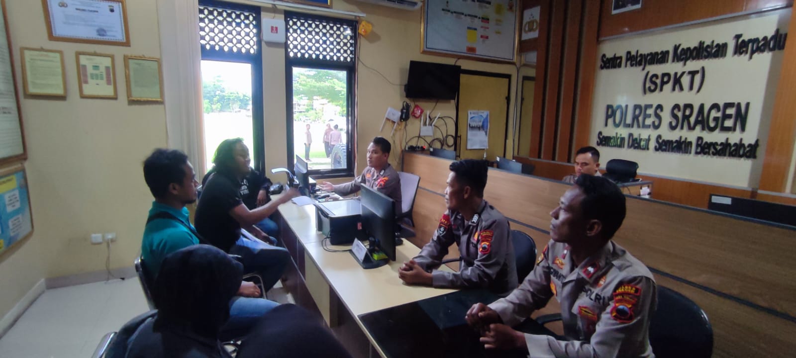Korban penipuan jual beli beras melapor ke Polres Sragen, Sabtu (25/4/2025). (Ahmad Khairudin/Radar Solo)