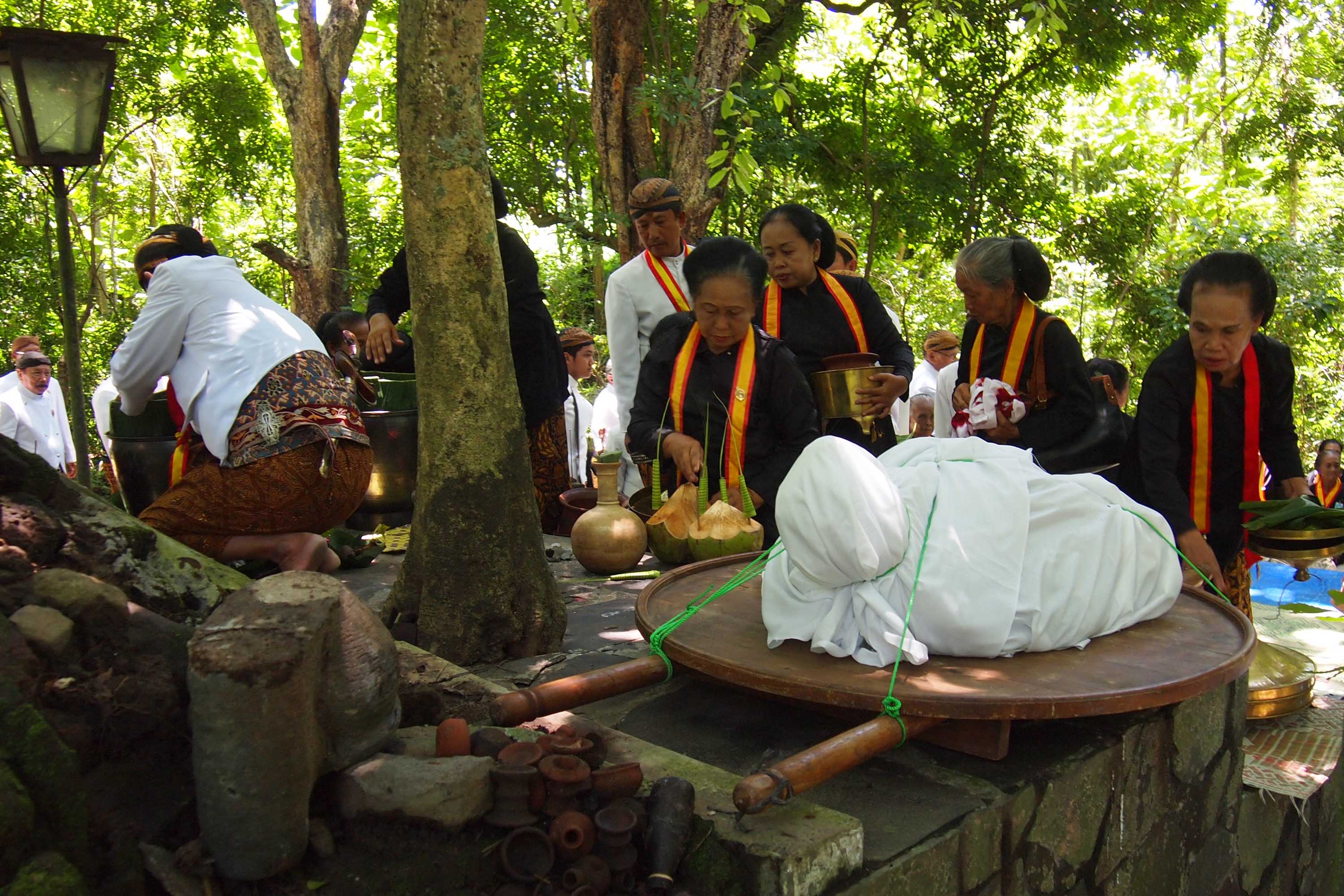 Kerabat dan abdi dalem Keraton Kasunanan Surakarta saat upacara Mahesa Lawung di Alas Krendowahono, Gondangrejo, Karanganyar. (Adi Prasetyawan/Dok.Radar Solo)