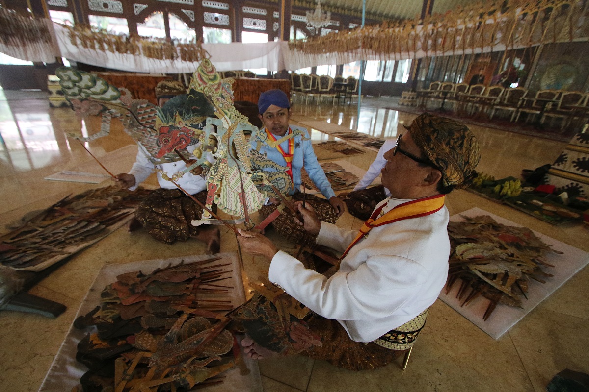 Ngisis atau mengangin-anginkan wayang kulit lawas koleksi Keraton Solo. Usulan Solo berstatus sebagai daerah istimewa kembali bergelora.