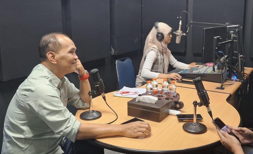 Ketua DPRD Jateng Sumanto menjadi narasumber dalam Dialog "Partisipasi Publik Wujudkan Jateng Makin Apik&rdquo; di Radio Sonora Semarang.