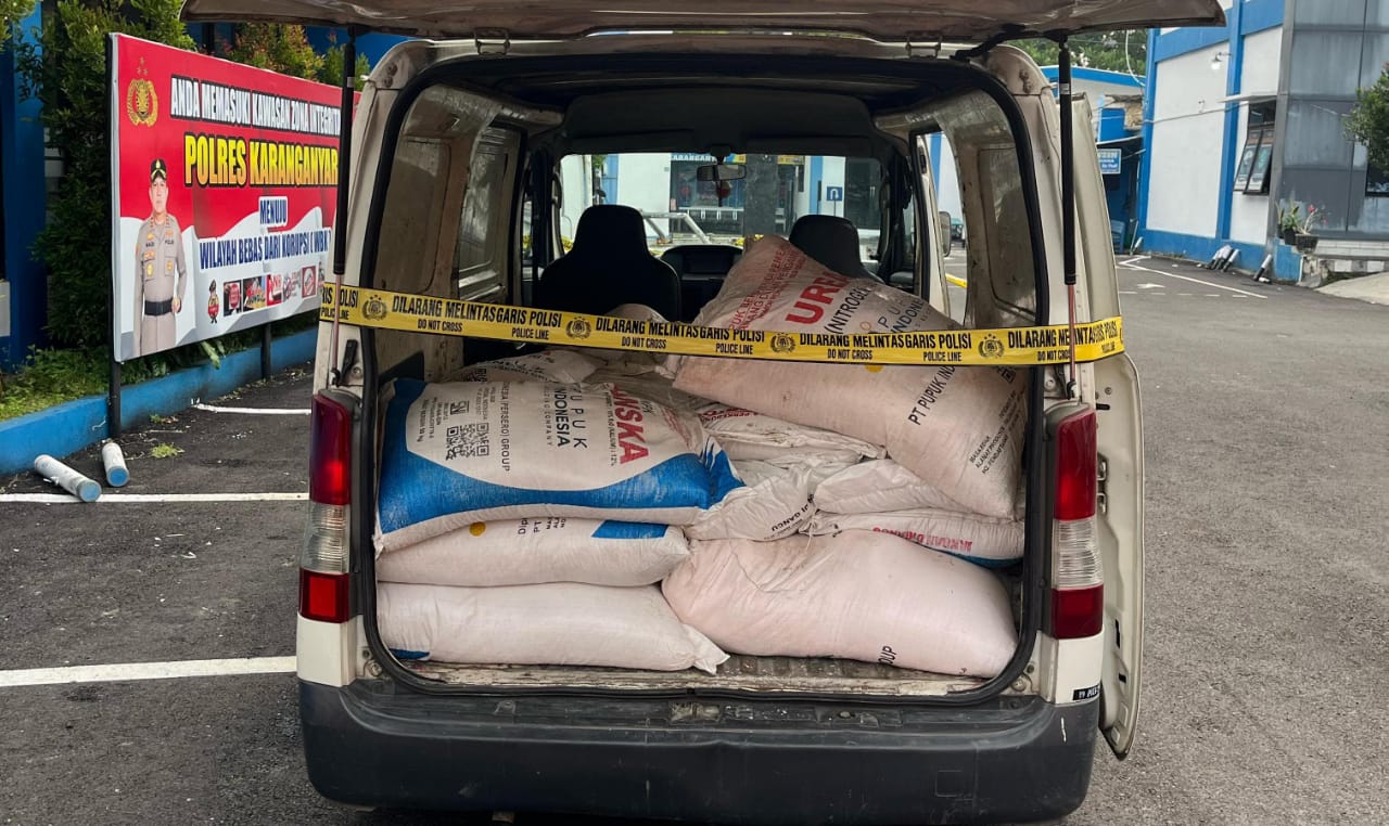 Barang bukti mobil yang akan menjual pupuk subsidi secara ilegal dicegat di Dagen, Jaten, Karanganyar. (Rudi Hartono/Radar Solo)