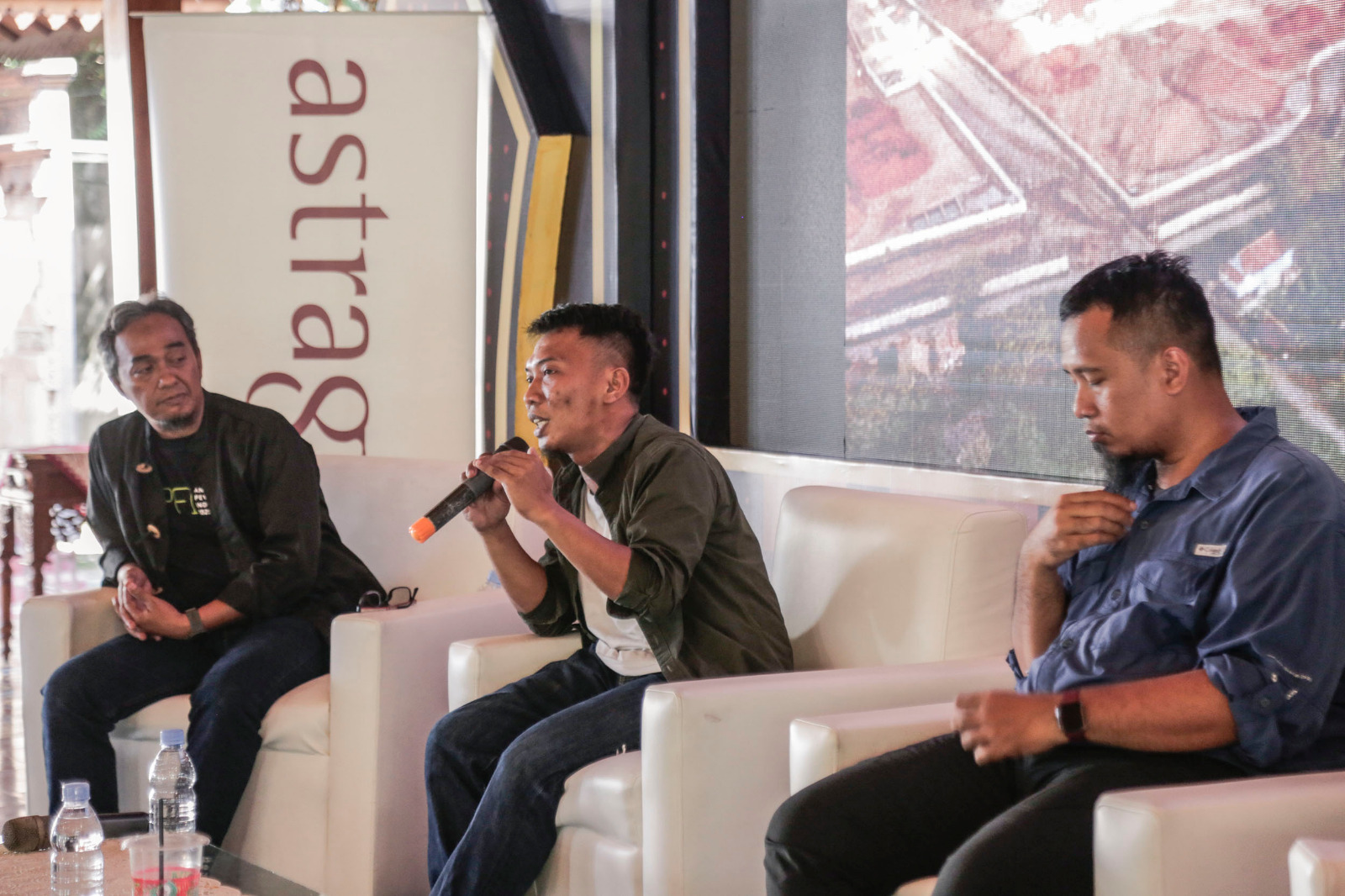 Iqbal Lubis saat menjelaskan karyawannya tentang Hilirisasi Nikel dalam diskusi yang digelar dalam APFI 2025 di Loji Gandrung, Sabtu (26/4/2025).