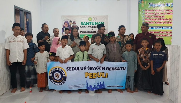 Sedulur Sragen Bersatu saat menyalurkan bantuan untuk anak yatim di Jenar, Sragen.