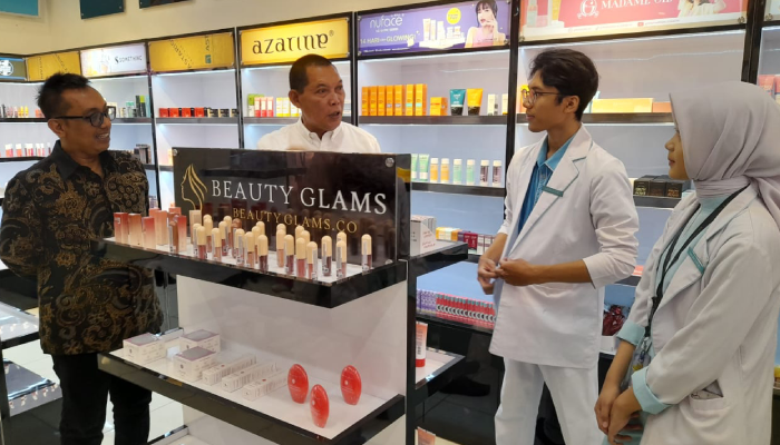Mantan Wali Kota Solo Teguh Prakosa hadir dalam grand opening Beauty Glams.