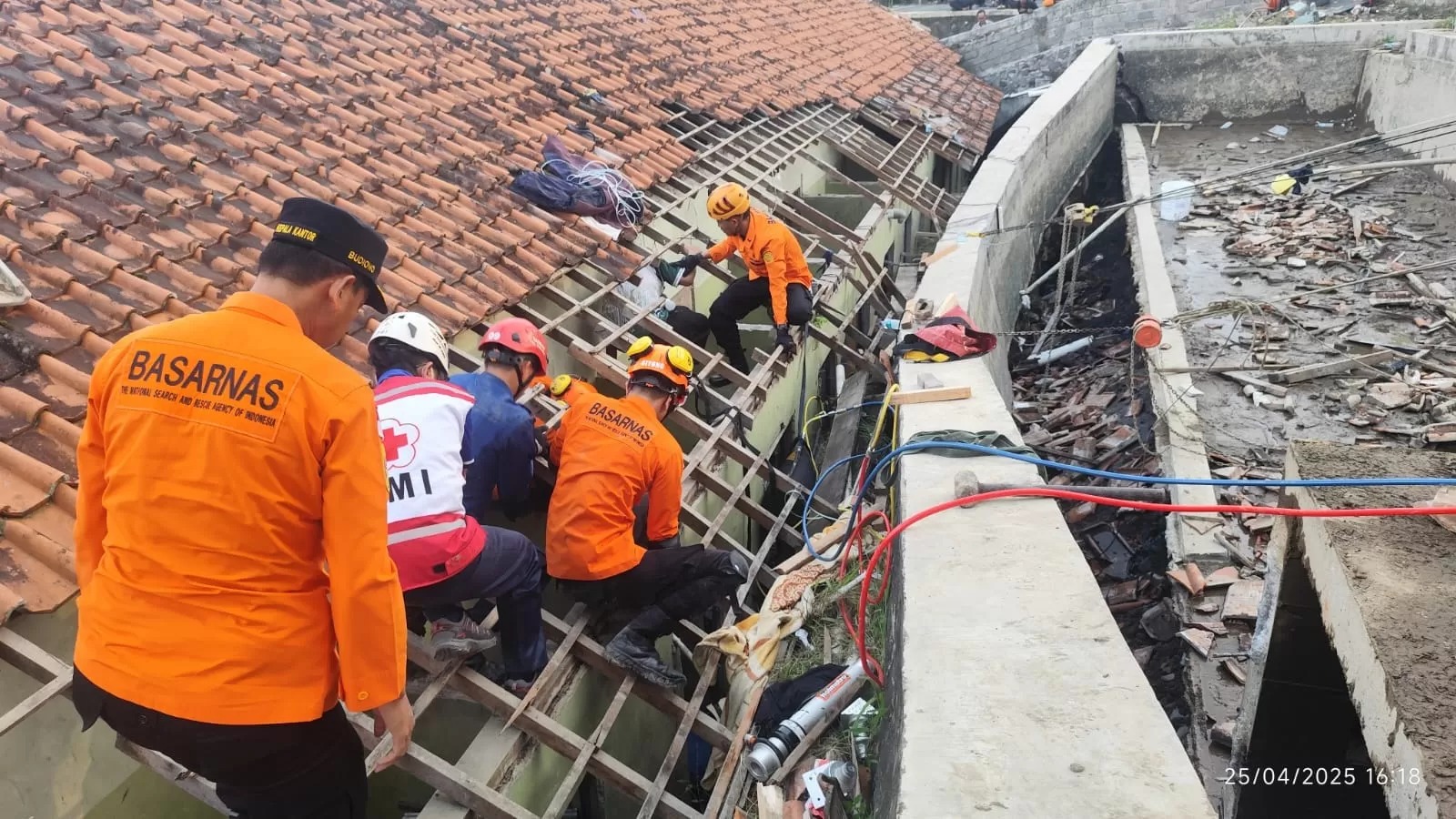 Proses evakuasi para santri yang tertimbun runtuhnya tembok penyangga tandon air di Ponpes Gontor Magelang.