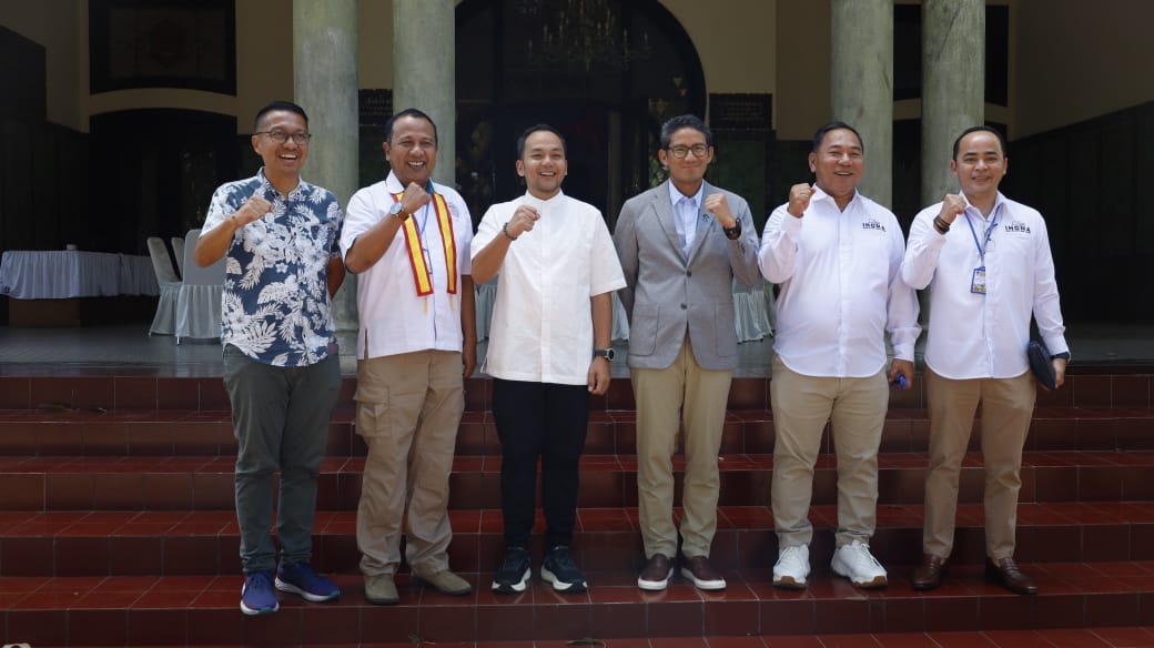 Mantan Menteri Pariwisata dan Ekonomi Kreatif Sandiaga S Uno bertemu Wali Kota Solo Respati Ardi di Loji Gandrung, Minggu (27/4). (Humas Pemkot)