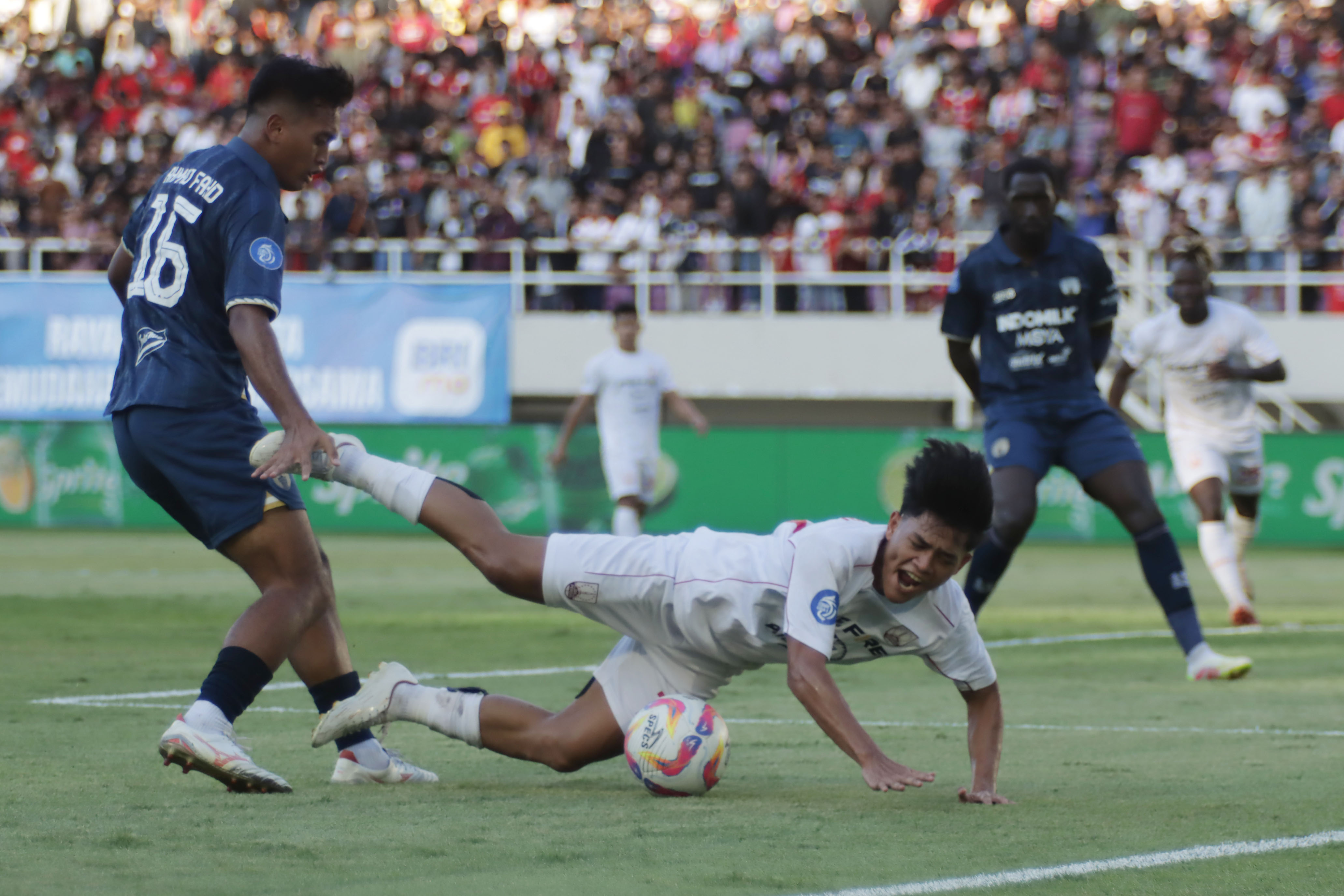 Gelandang Persis Solo Zanadin Fariz melawan Persita Tangerang di Stadion Manahan (27/4/2025).