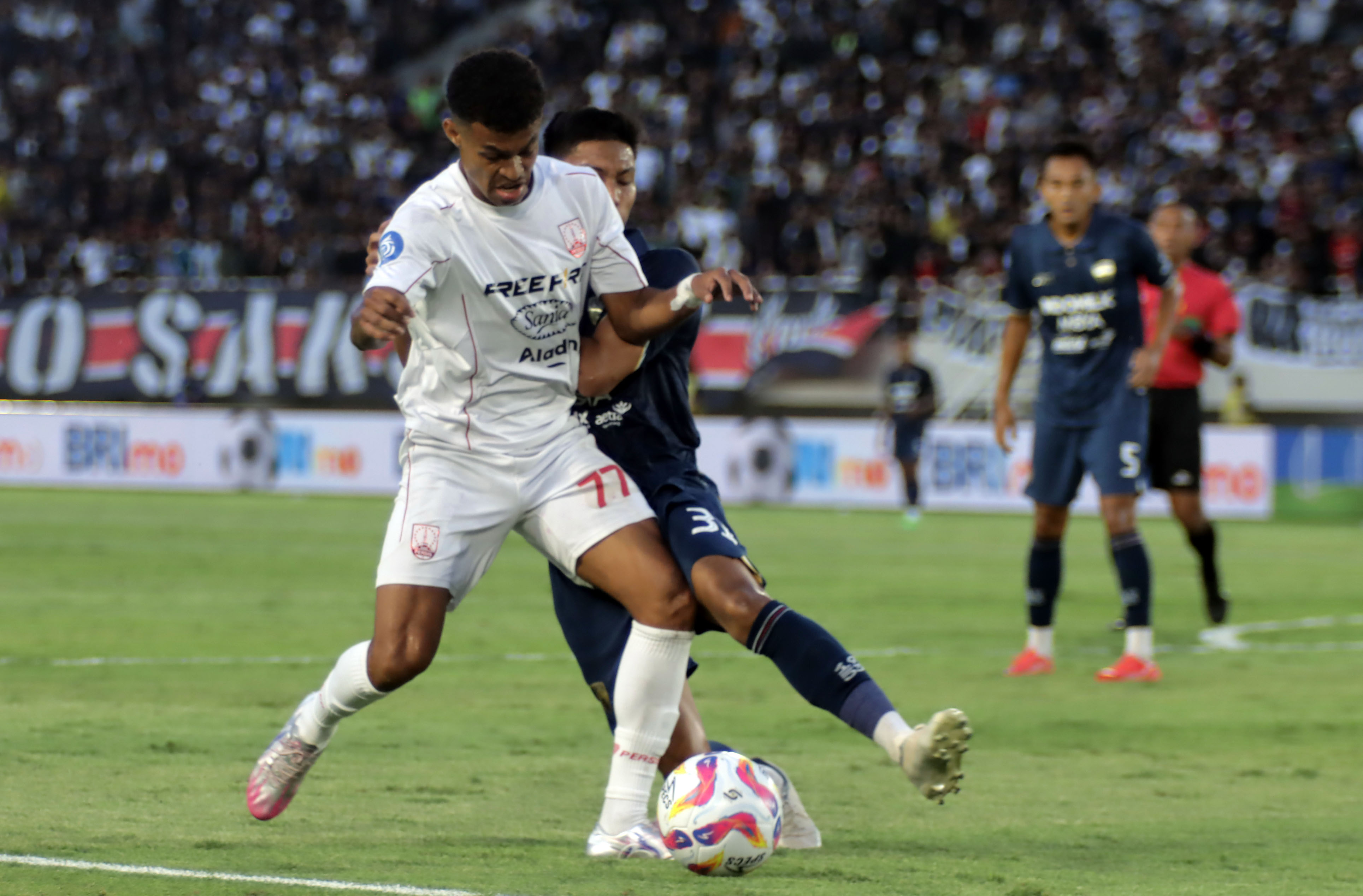 SARAT GENGSI: Laga Persis Solo melawan Persita Tangerang di Stadion Manahan, Minggu (27/4).