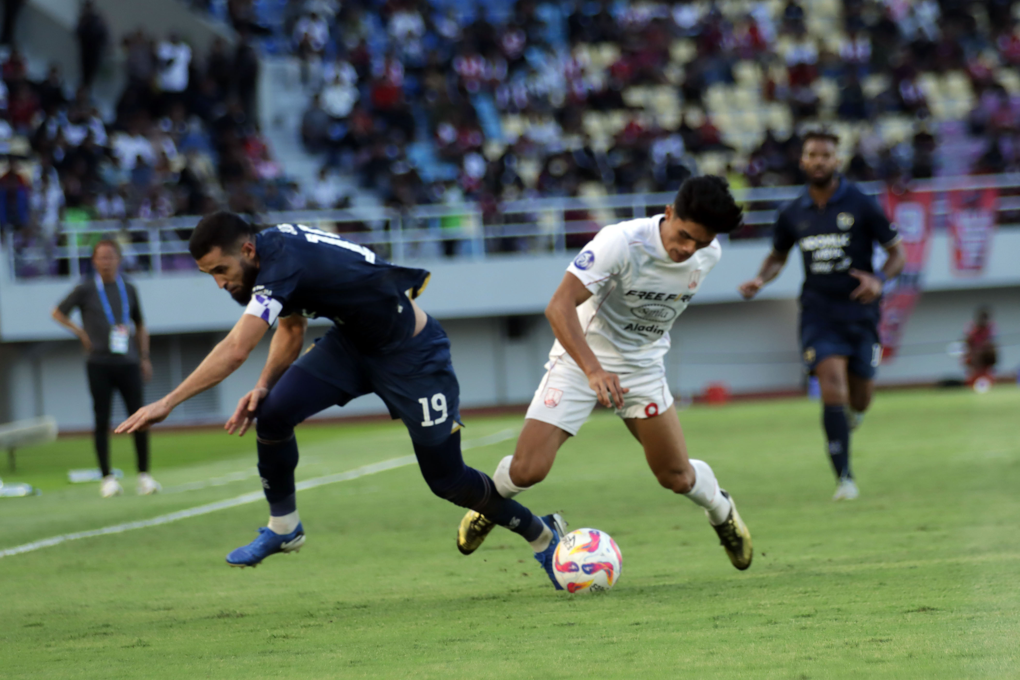 Striker Persis Solo Ramadhan Sananta melawan Persita Tangerang di Stadion Manahan (27/4/2025).