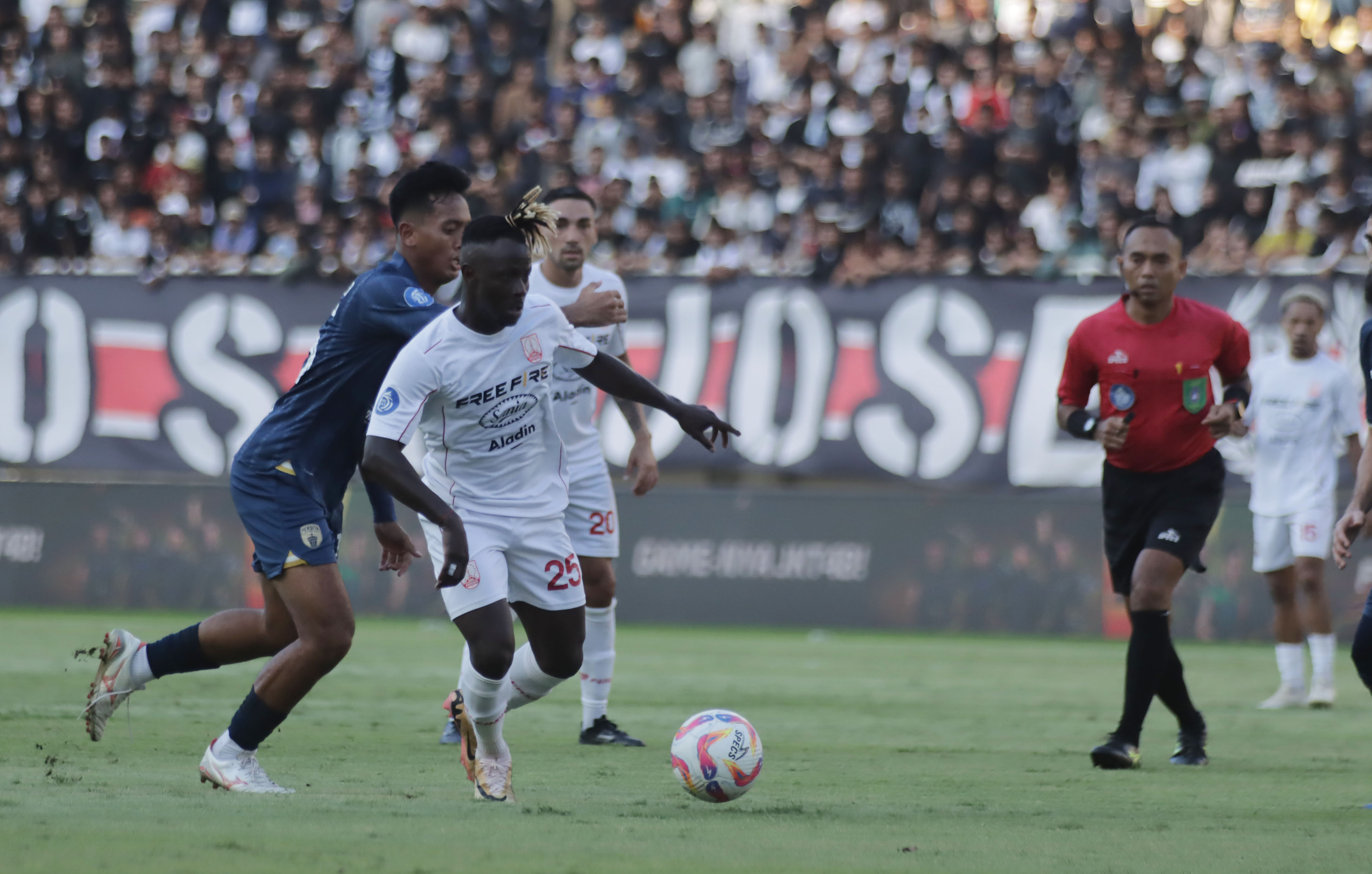 Gelandang Persis Solo Moussa Sidibe melawan Persita Tangerang di Stadion Manahan (27/4/2025).