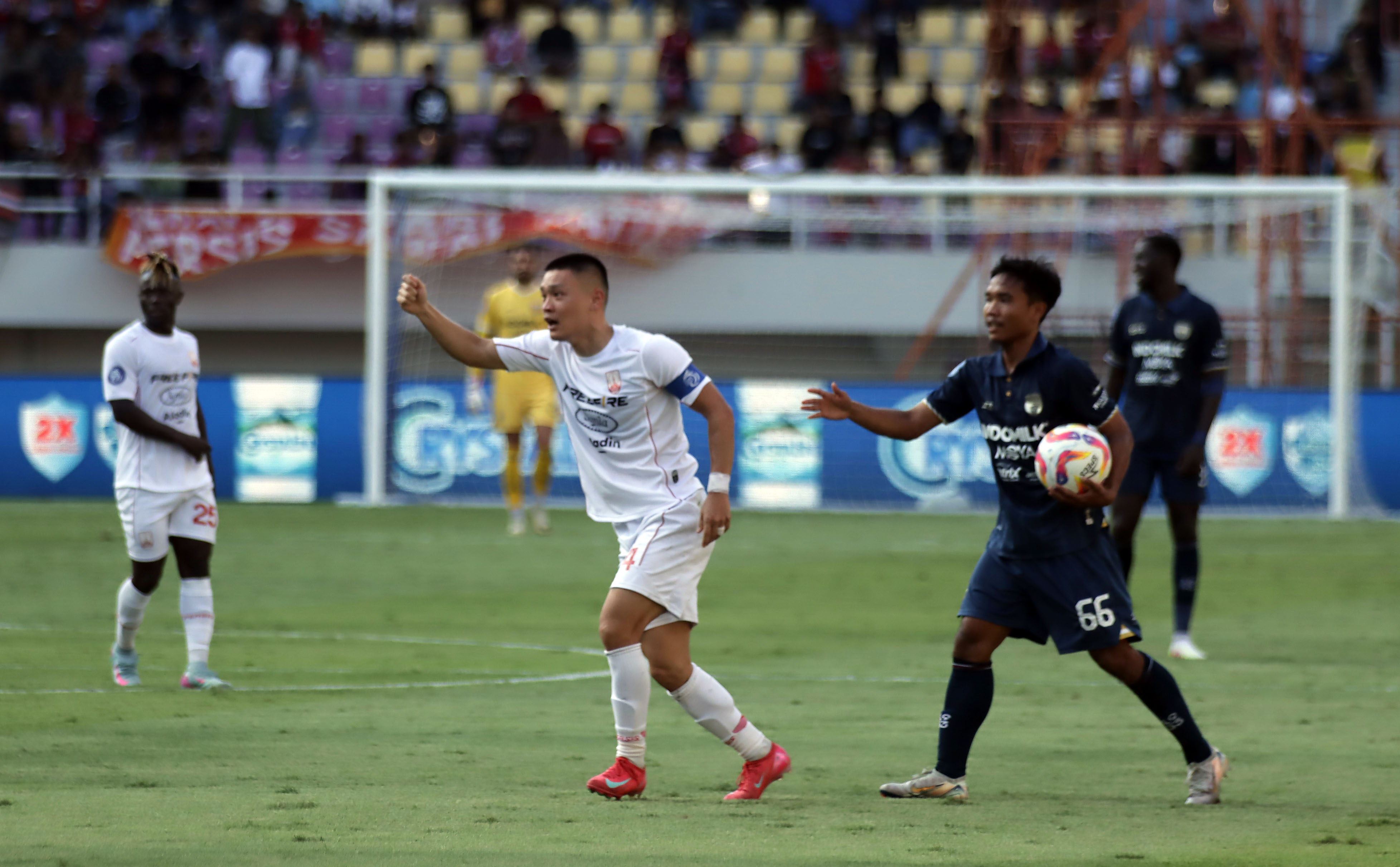 Gelandang Persis Solo Sutanto Tan melawan Persita Tangerang di Stadion Manahan (27/4/2025).