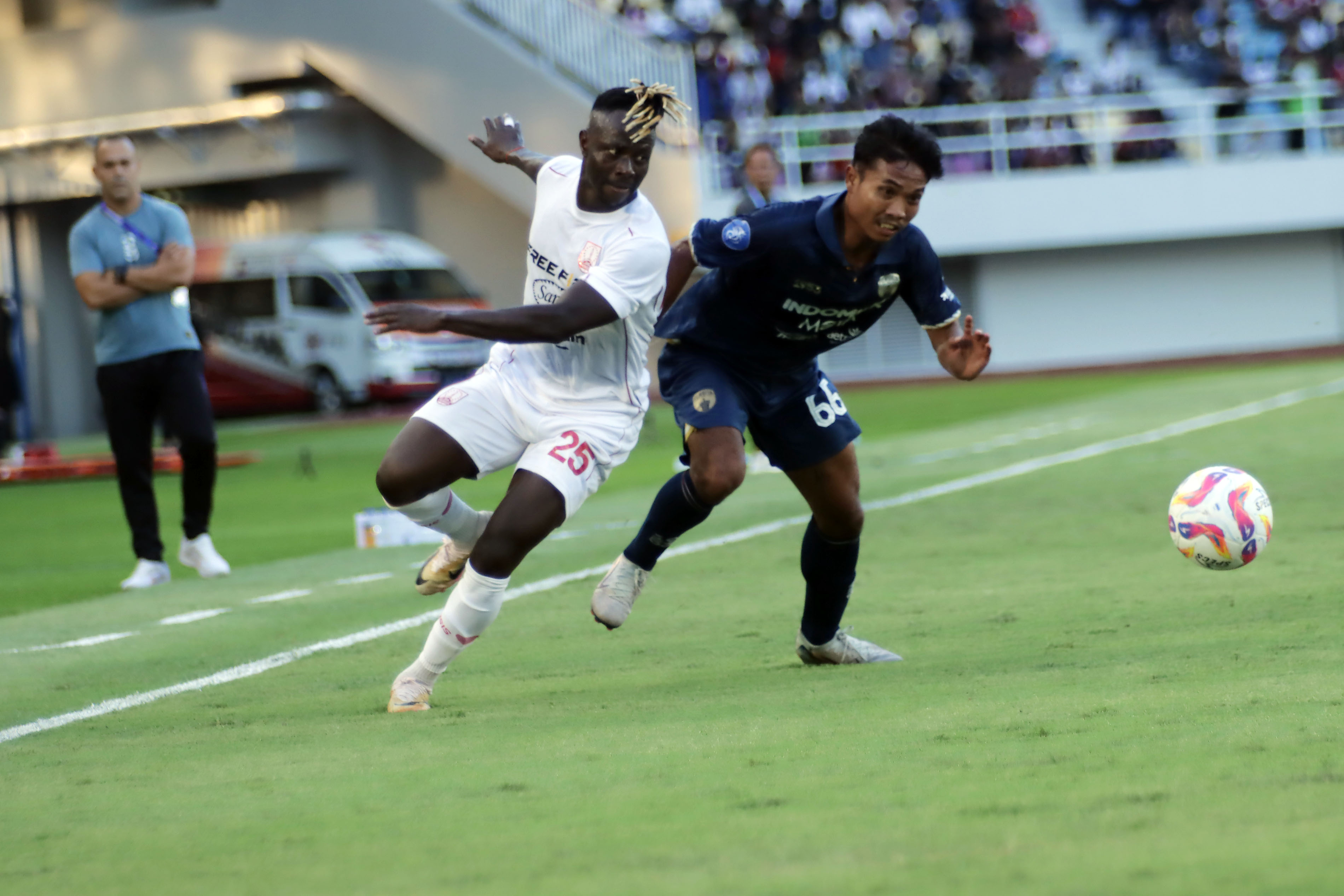 Gelandang Persis Solo Moussa Sidibe melawan Persita Tangerang di Stadion Manahan (27/4/2025).