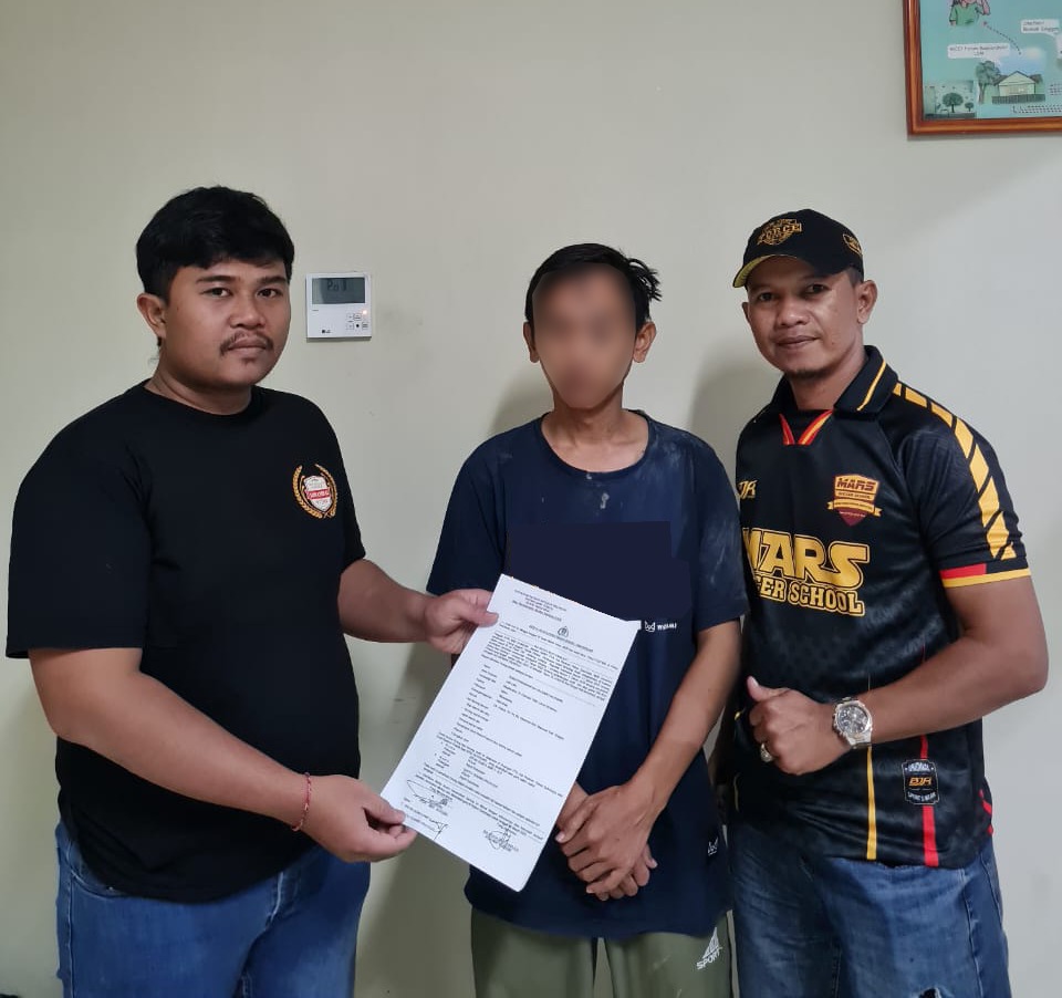 DI (tengah) oknum guru diduga lecehkan puluhan siswa diamankan di Mapolres Sukoharjo.