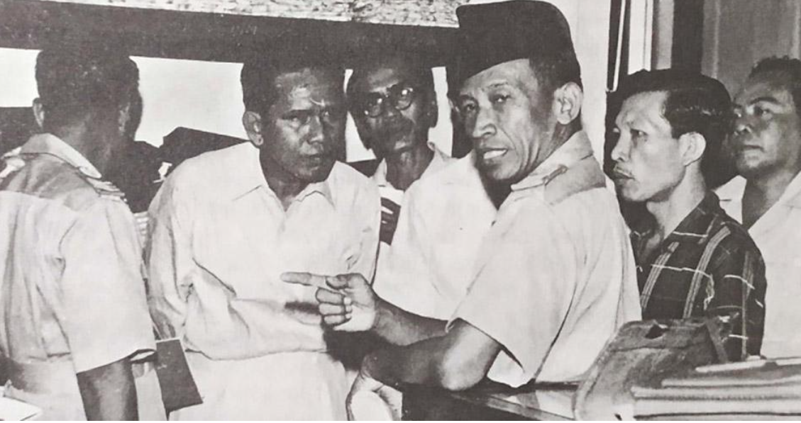 Soemarno Sosroatmodjo (songkok hitam) sedang menerangkan program kerjanya. (Repro buku Karya Jaya Kenang-Kenangan Lima Kepala Daerah Jakarta 1945-1966)