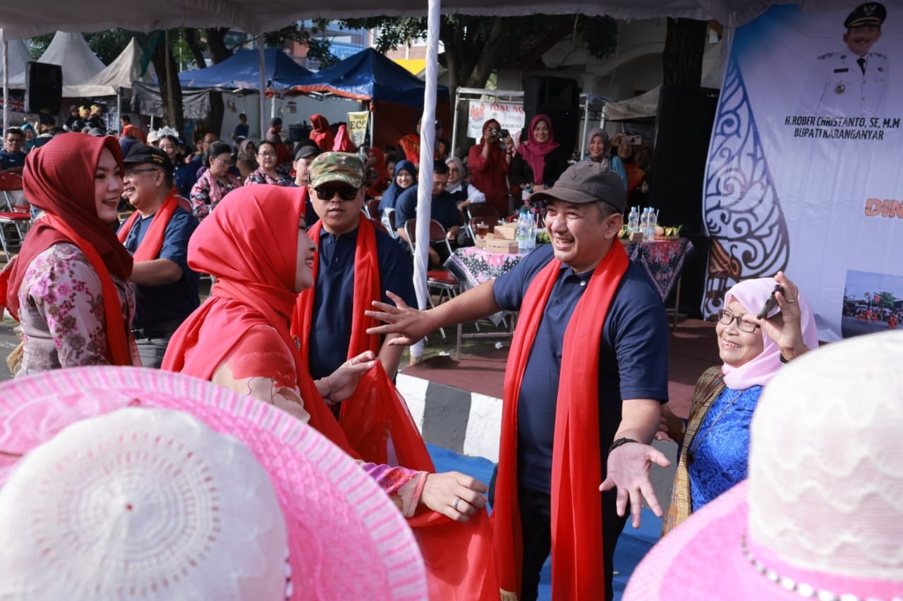 Bupati Karanganyar Rober Christanto (kanan) bersama istri dan Wakil Bupati Karanganyar Adhe Eliana bersama istri menari di Hari Tani Sedunia, Minggu (27/4/2025). (Rudi Hartono/Radar Solo)