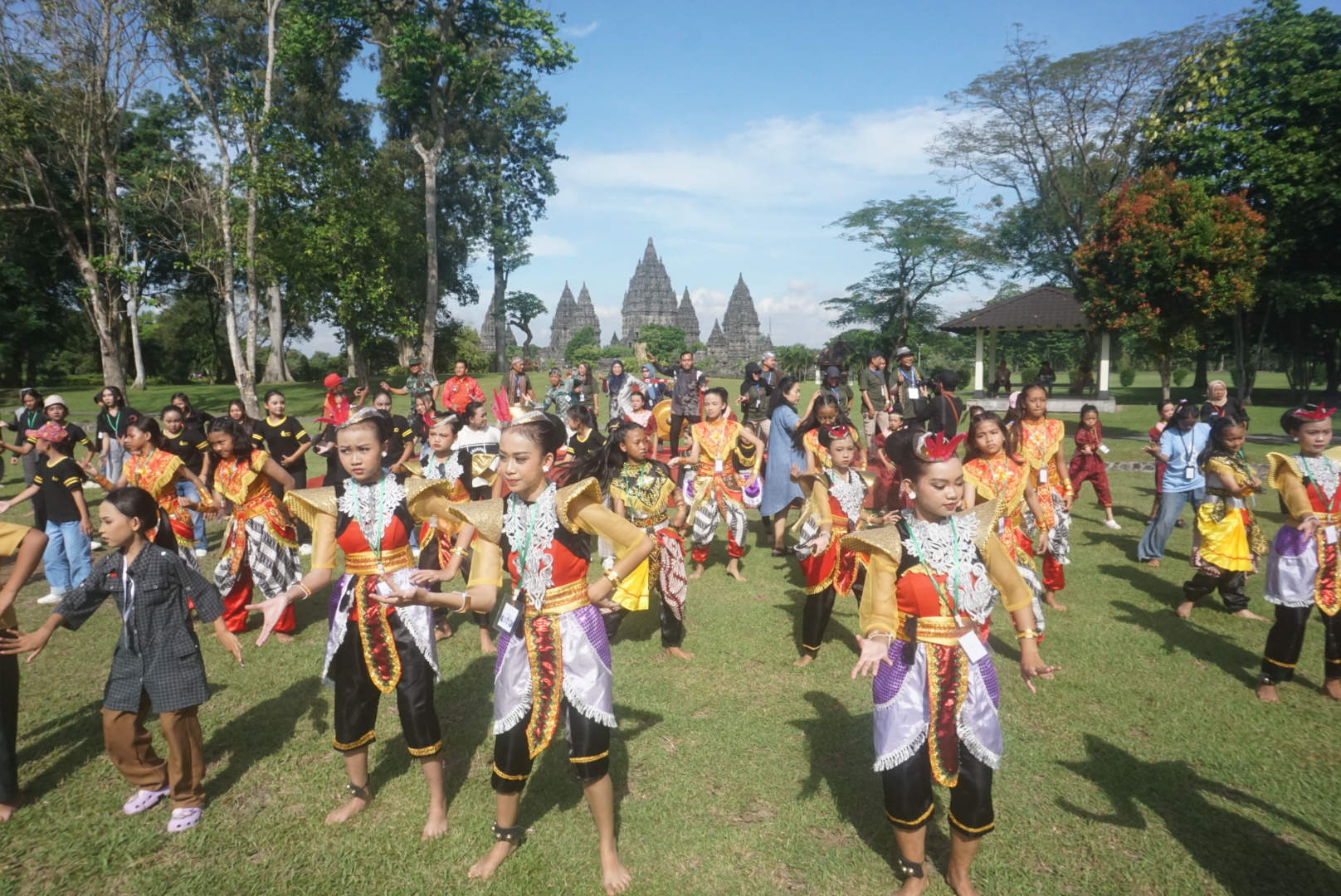 Tampilan flashmob dalam parade tari di Lapangan Sentono, Kompleks Taman Wisata Candi Prambanan, Klaten, Minggu (27/4/2025). (Angga Purenda/Radar Solo)