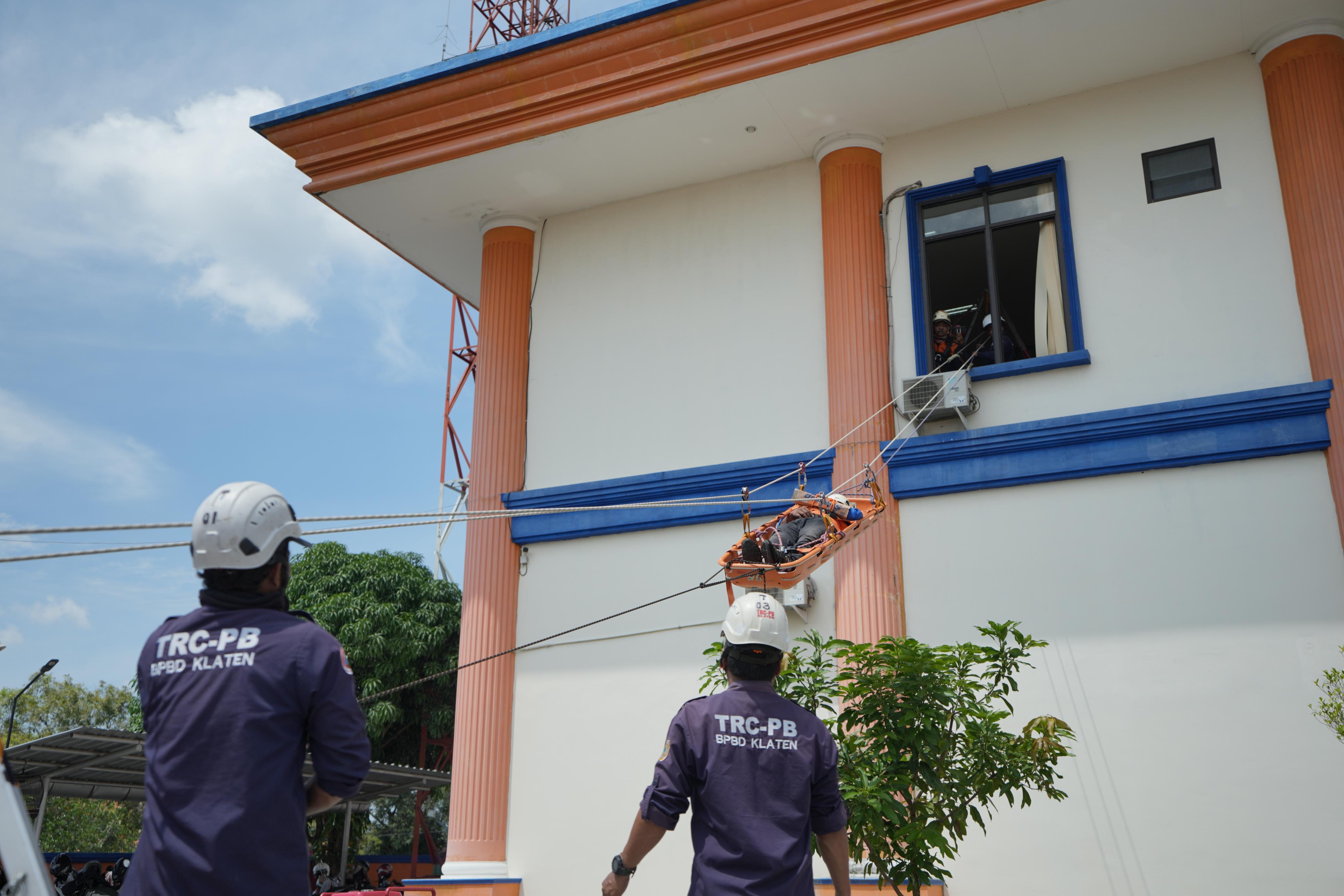 Simulasi menghadapi bencana gempa bumi yang berlangsung di Kantor BPBD Klaten.&nbsp;