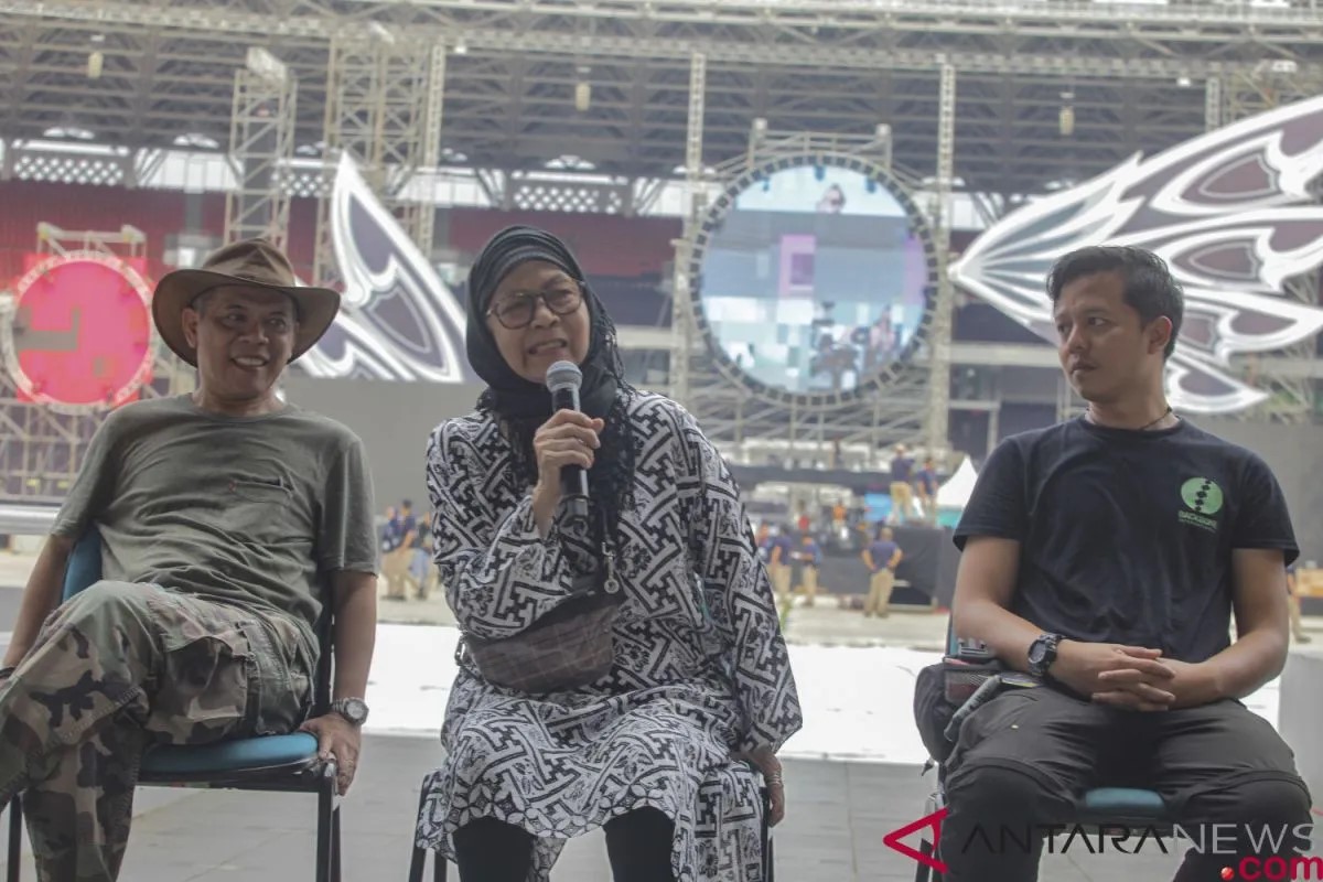 Bunda Iffet bersama Manajer POS Intertainment Dhani Pette (kiri) dan Production Manager Stage Reza Lesmana (kanan).