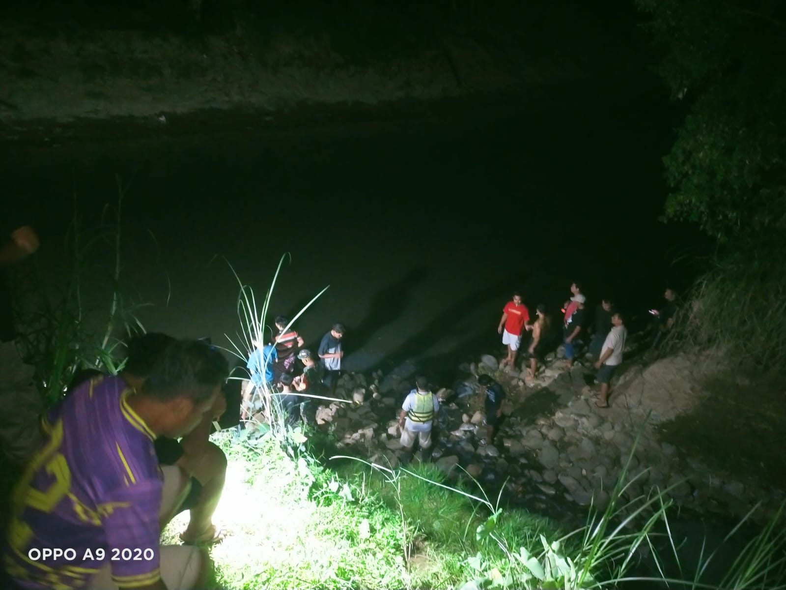 Tim SAR Gabungan menyisir Sungai Samin di Sukoharjo untuk mencari dua gadis belia asal Desa Telukan, Kecamatan Grogol yan dilaporkan hilang, Minggu (27/4/2025).