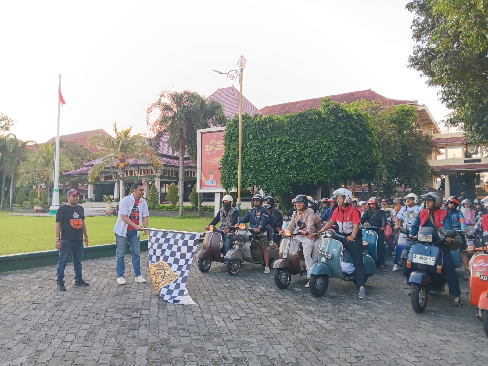 Bupati Klaten Hamenang Wajar Ismoyo  melepas keberangkatan Komunitas Scooter Klaten ke Kalitalang di Kompleks Kantor Bupati Klaten, Sabtu (26/4/2025).
