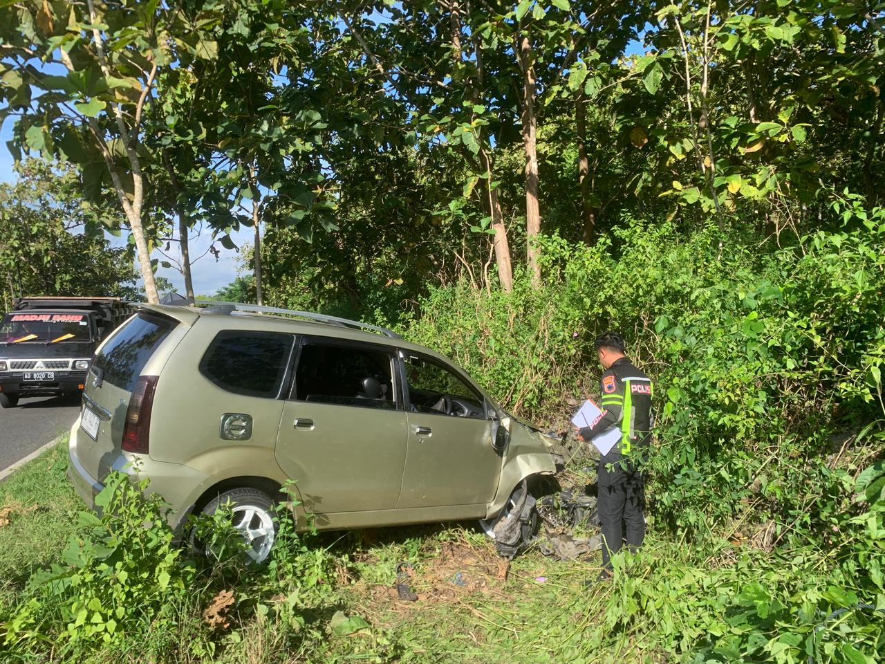 Toyota Avanza nopol AD 1423 RR yang terlibat kecelakaan dengan sepeda motor lalu menabrak tebing di jalur Pracimantoro-Eromoko, Minggu (27/4/2025).