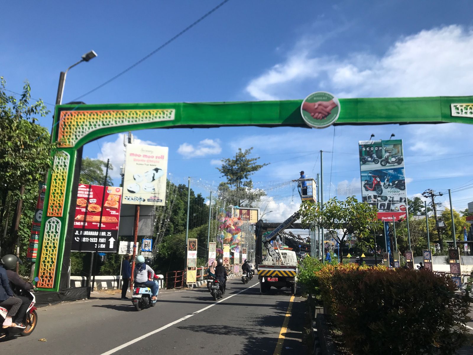 Petugas mencopot lampu yang sebelumnya digunakan dalam event Boyolali City Light (BCL).