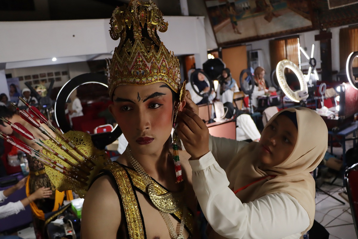 Pemeran Wayang Orang Sriwedari di-make-up jelang pementasan.