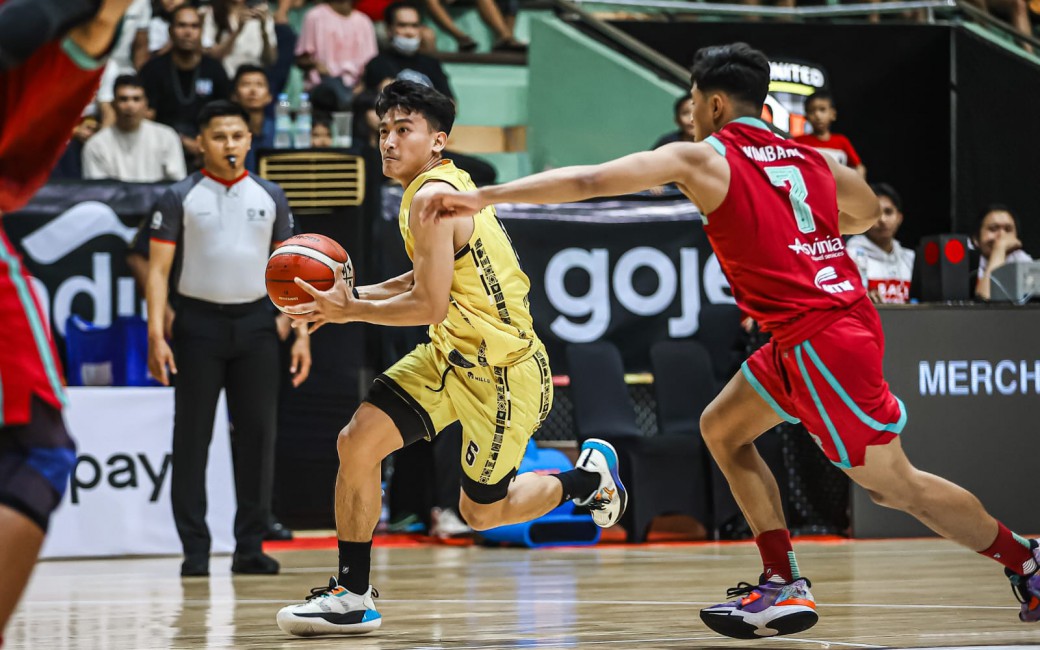 bintang Kesatria Bengawan Solo Abraham Wenas saat melawan Bali United Basketball di IBL 2025.
