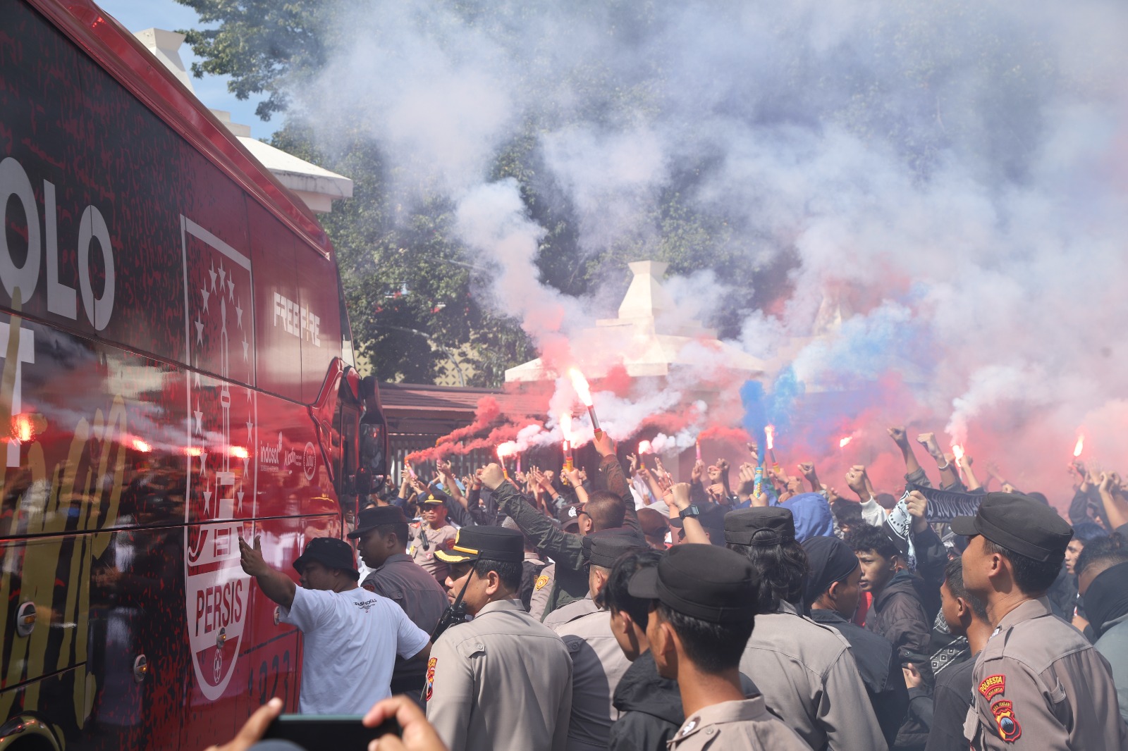 Suporter Persis Solo saat mengawal timnya di Stadion Manahan, sembari menyalakan flare.