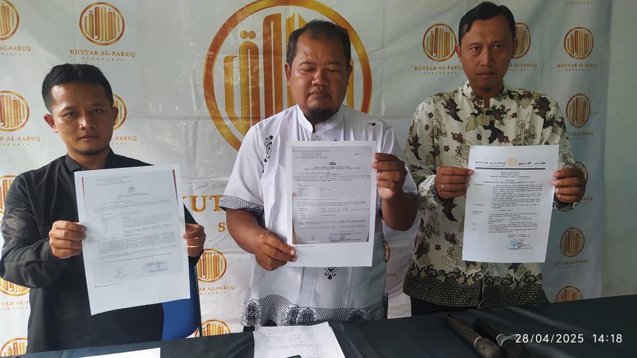 Pengurus Kuttab Al Faruq Sukoharjo M. Syafi&rsquo;i Al Hafidz saat jumpa pers terkait kasus dugaan pelecehan oleh kepala sekolah, Senin (28/4).